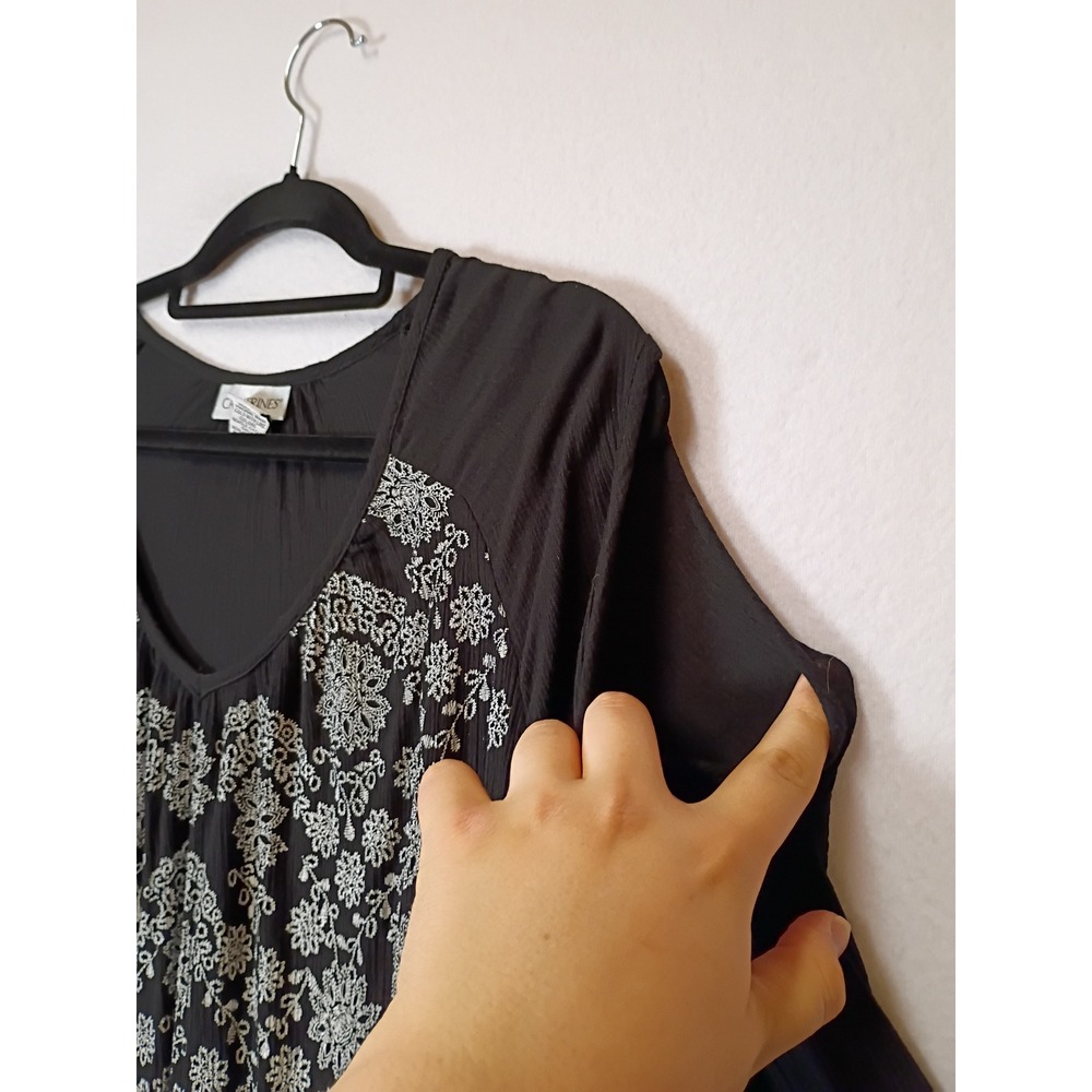 Boho Catherines Women 1X Black Floral Embroidered Cold Shoulder Rayon Top - Picture 6 of 9